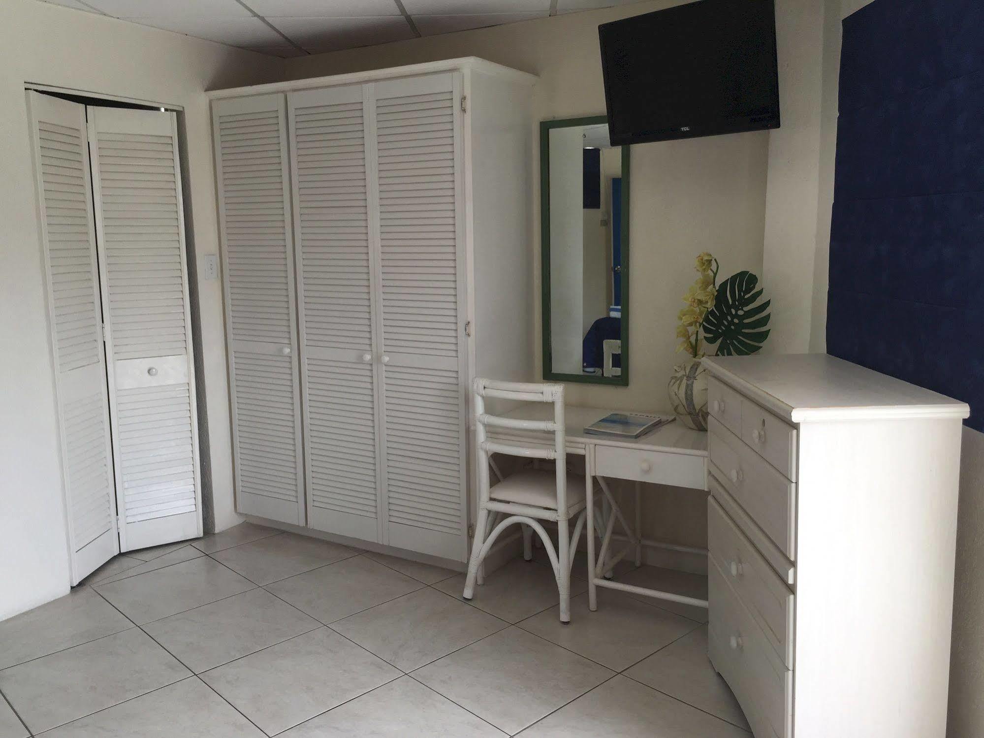 Southern Surf Beach Apartments Rockley Екстериор снимка